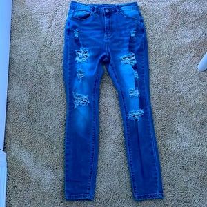 Skinny jeans with tiny holes